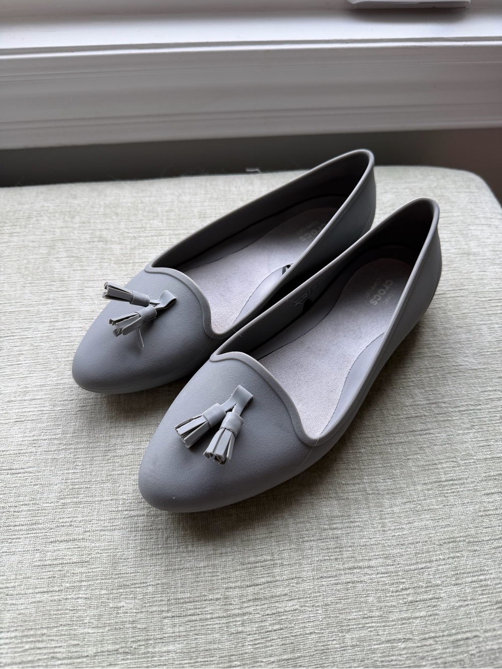 CROCS Women's Eve Light Gray Tassel Pointed-Toe Flats